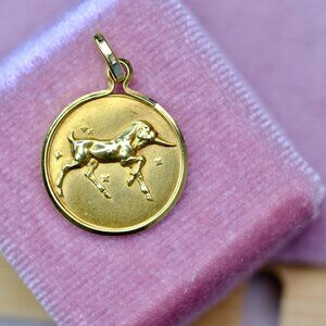 18KY Gold Vintage Unique Unicorn Round Pendant